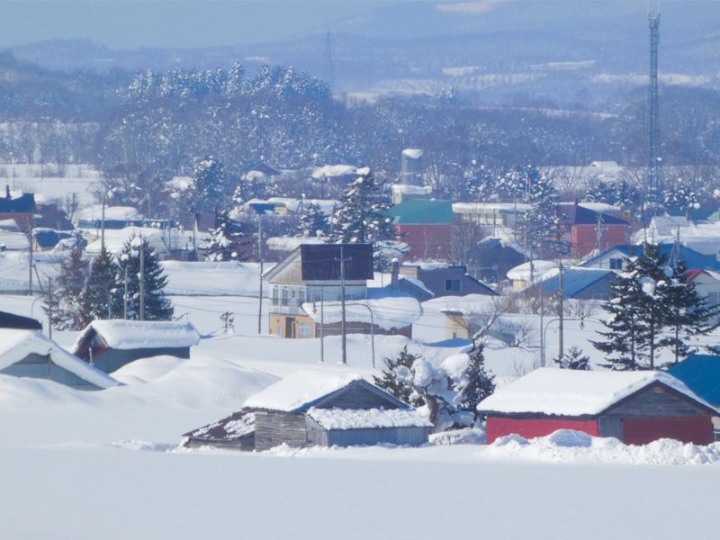 住宅に積雪している景色写真