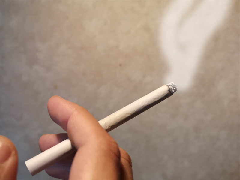 タバコから煙が出ている写真
