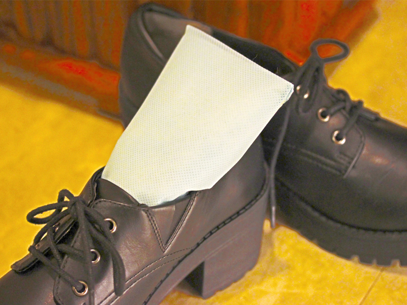 革靴の中の湿気を取る写真