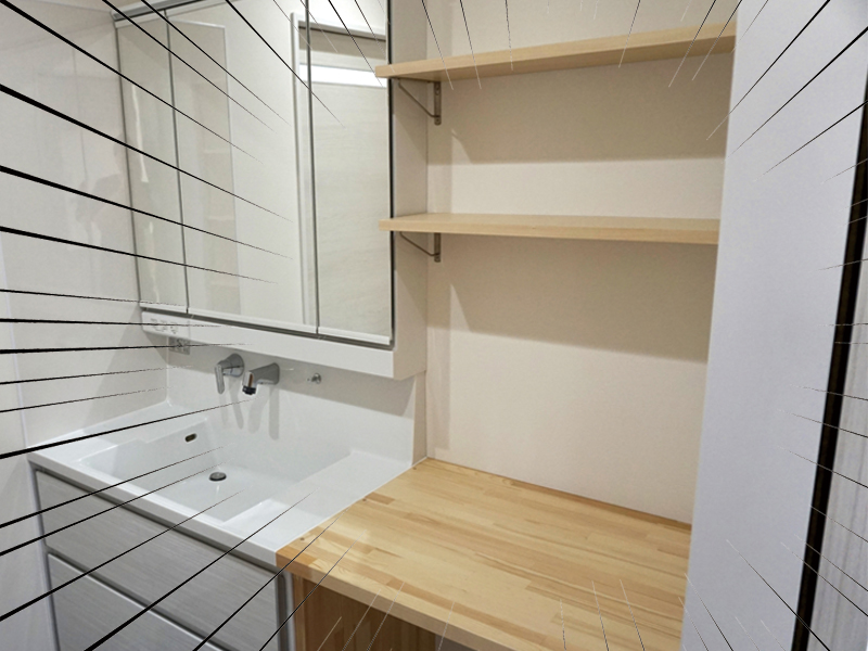 洗面所と同じ高さに揃えた、棚の高さ調節ができる作業スペースと棚の写真