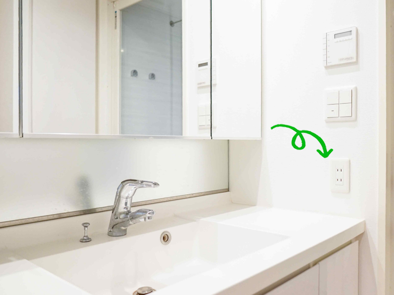 洗面所のコンセントは洗面ボウルより距離があり、腰よりも高い位置に設置する写真