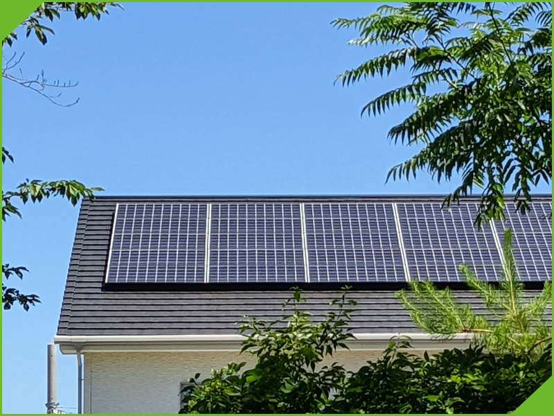太陽光発電モジュールが屋根に設置されている写真