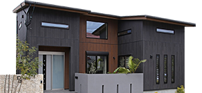 開放的な吹き抜けのある暮らし