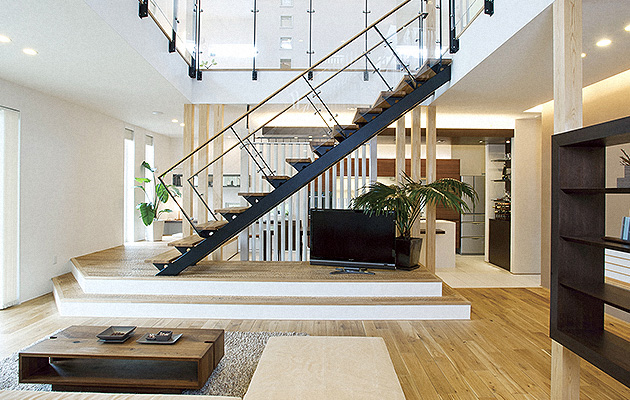 開放的な吹き抜けのある暮らし