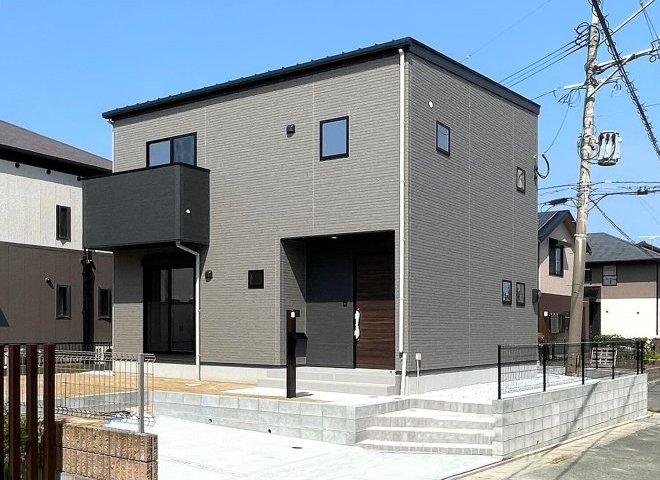 グレーとブラックのスタイリッシュな外観。