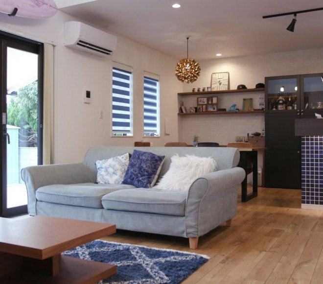 階段下はワンちゃんの小部屋、
ステキなバルコニーは家族みんなの憩いの場です。