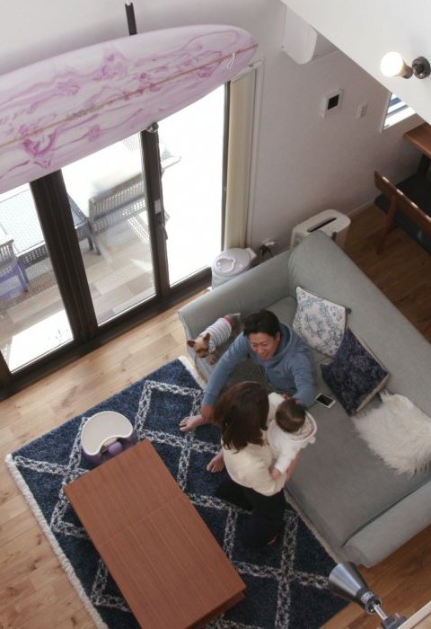 階段下はワンちゃんの小部屋、
ステキなバルコニーは家族みんなの憩いの場です。