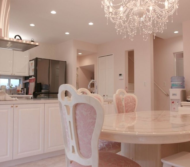 シャンデリアのある西洋風の家