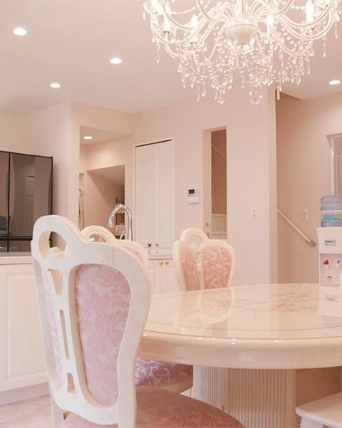 シャンデリアのある西洋風の家