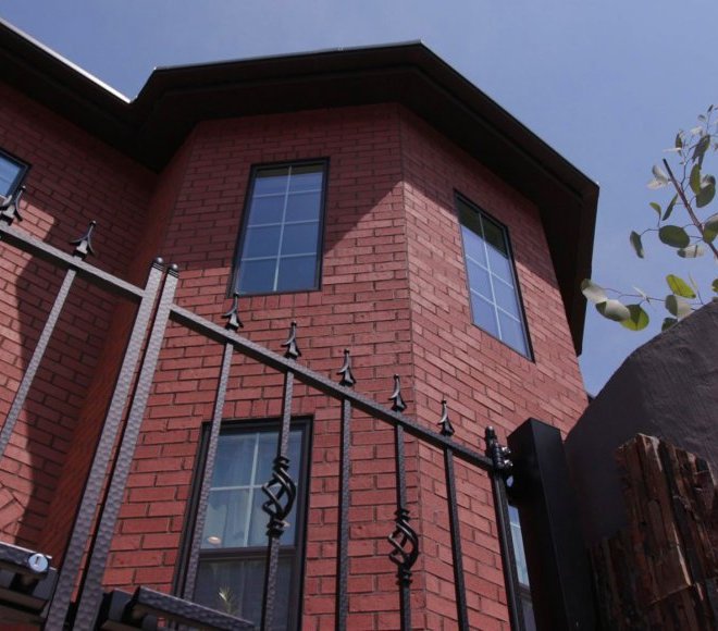 洋館のようなレンガ造りの家