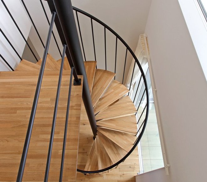 螺旋階段と中庭のある家