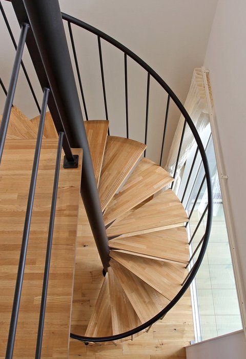 螺旋階段と中庭のある家