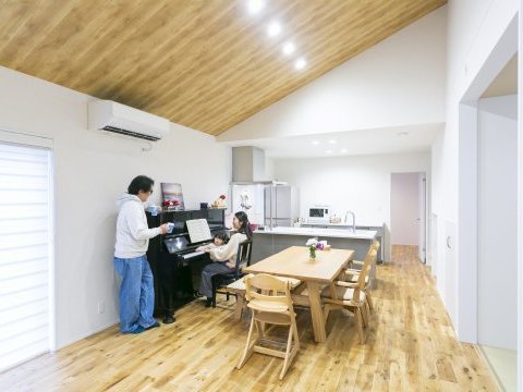 平屋風の暮らしを叶えた「1.5階建て」の家