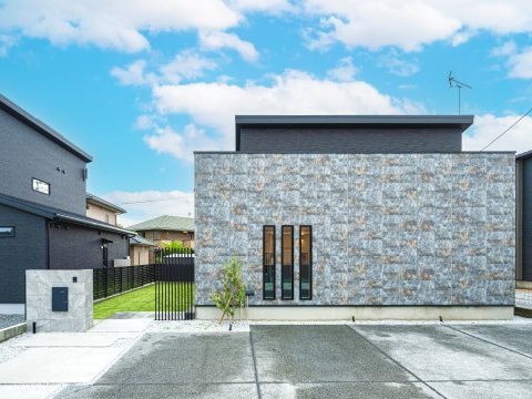 《28.3坪の平屋》圧倒的な存在感を放つ外壁デザインと、楽に美しく暮らせる回遊動線が魅力の家