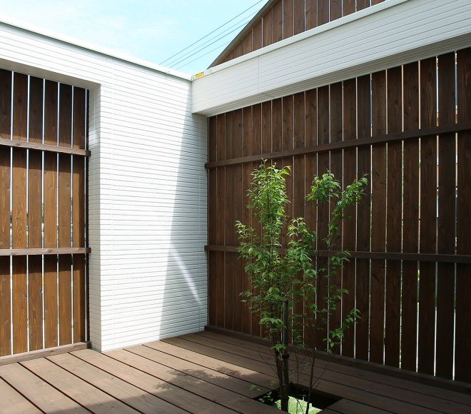 ウッドデッキやドレッサーなどこだわり満載の家