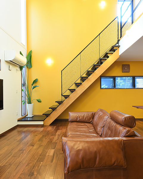 存在感のある階段と壁紙で遊ぶ家