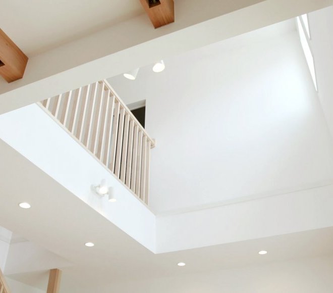 渡り廊下が家族をつなぐ明るい家