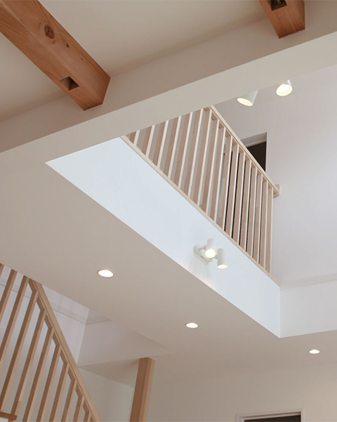 渡り廊下が家族をつなぐ明るい家