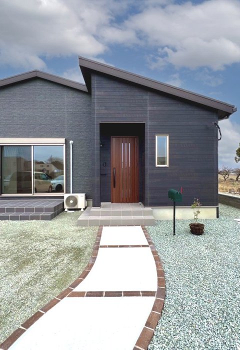 ダークグレーのモダンな外観がかっこいい、約25坪の平屋