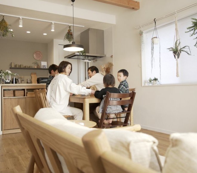 「ただいま！」から"くつろぎリビング"までの動線設計（玄関→WICL→リビング）が光る家