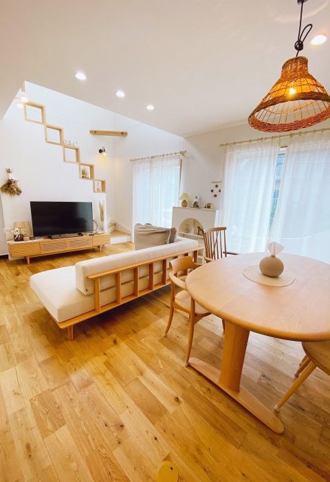 とにかくかわいい!オフホワイトに差し色アクセントのある南欧風の家