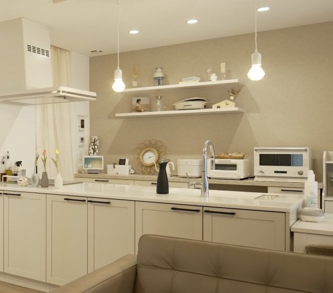 おしゃれキッチンの横に大きな鏡の洗面スペース!完全自由設計が叶えた、快適さと暮らしやすさ