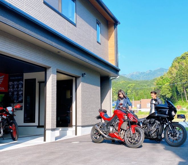 愛車を愉しむ横幅9Mの広々インナーガレージ／ご夫婦の趣味や理想をぎゅっと詰め込んだ理想の注文住宅