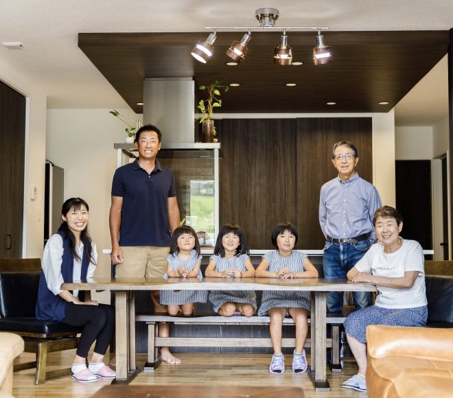 テーマは”つながり”。吹き抜けの大空間リビングや回遊動線で繋がったワンファミリーの絆