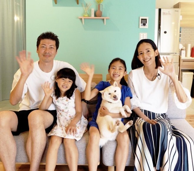 オレンジ色の切妻屋根がおしゃれな南欧風の平屋／ゆったりと広い室内とソトが繋がるコの字型の家