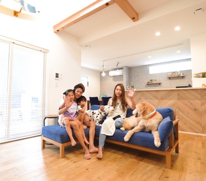 毎日、“海”を感じるサーファーズハウス／白い鎧壁に緑の芝生、カバードポーチや花ブロックがおしゃれ♡