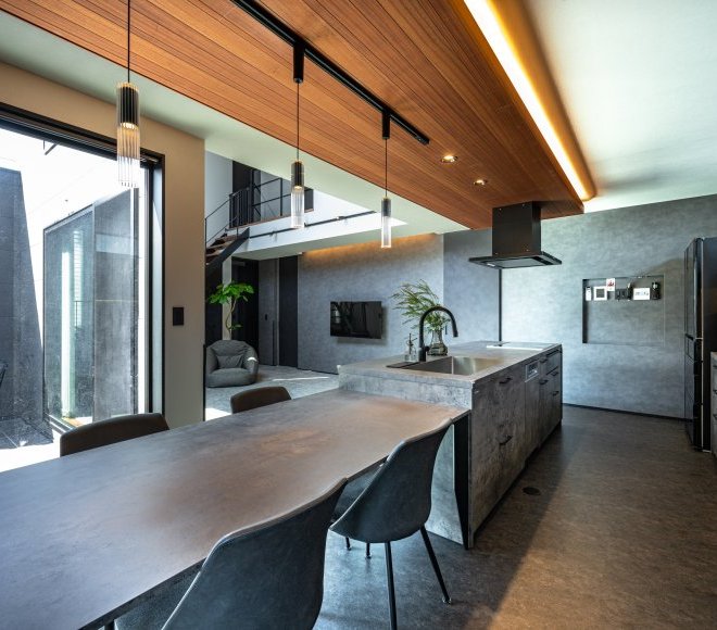 《ホテルライク》吹抜けリビング、スケルトンの扉、ムーディーな照明で特別感を味わえるカッコいいデザインの家