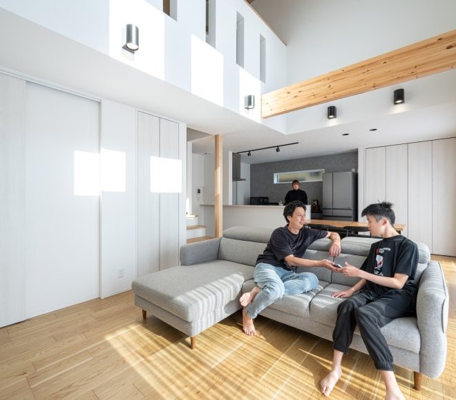 家族と愛猫がくつろぐ、明るく開放的な吹抜けのリビング