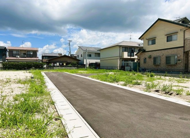 前面道路は幅５ｍ。駐車も安心です♪