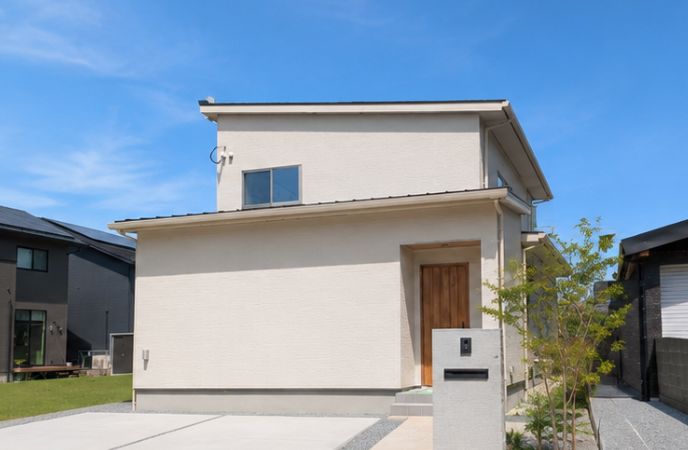 【糸島市】木の陰影とアイアンが映える吹き抜けの家