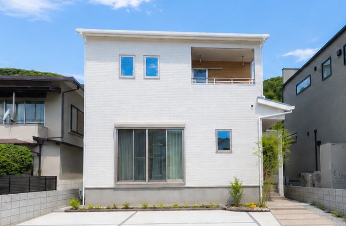 【太宰府市】天井の高さと 5本の化粧梁がつくる 開放感のある住まい