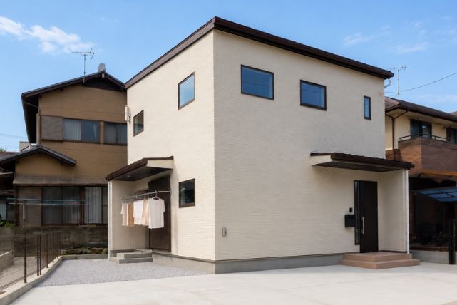 急な雨にも慌てにくい屋根付き物干し